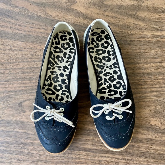 [ Sold ] ModCloth Retro Black and Beige Lace-up Flats, Size 8 - Picture 2 of 7